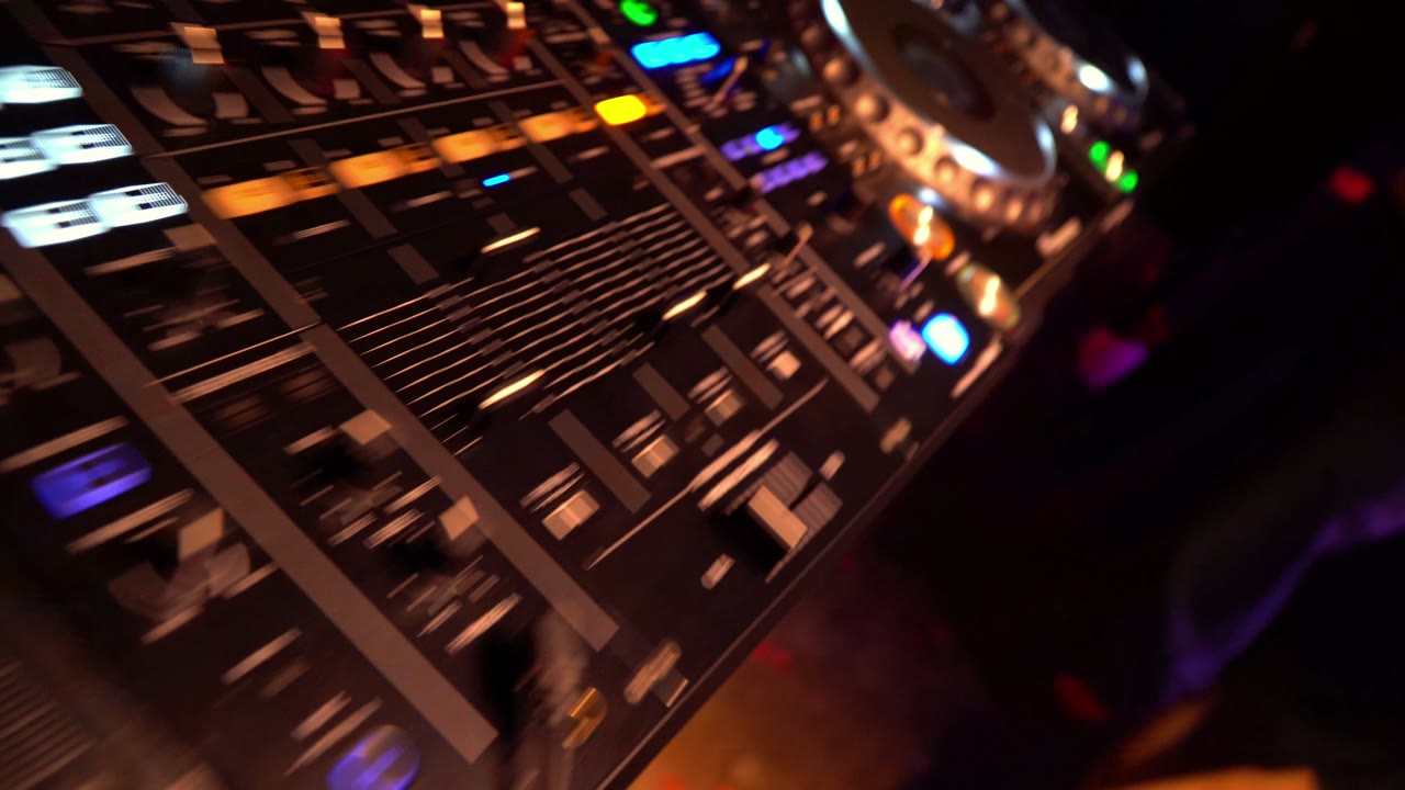 A packed night at Lavish, filmed by Chroma Chasers